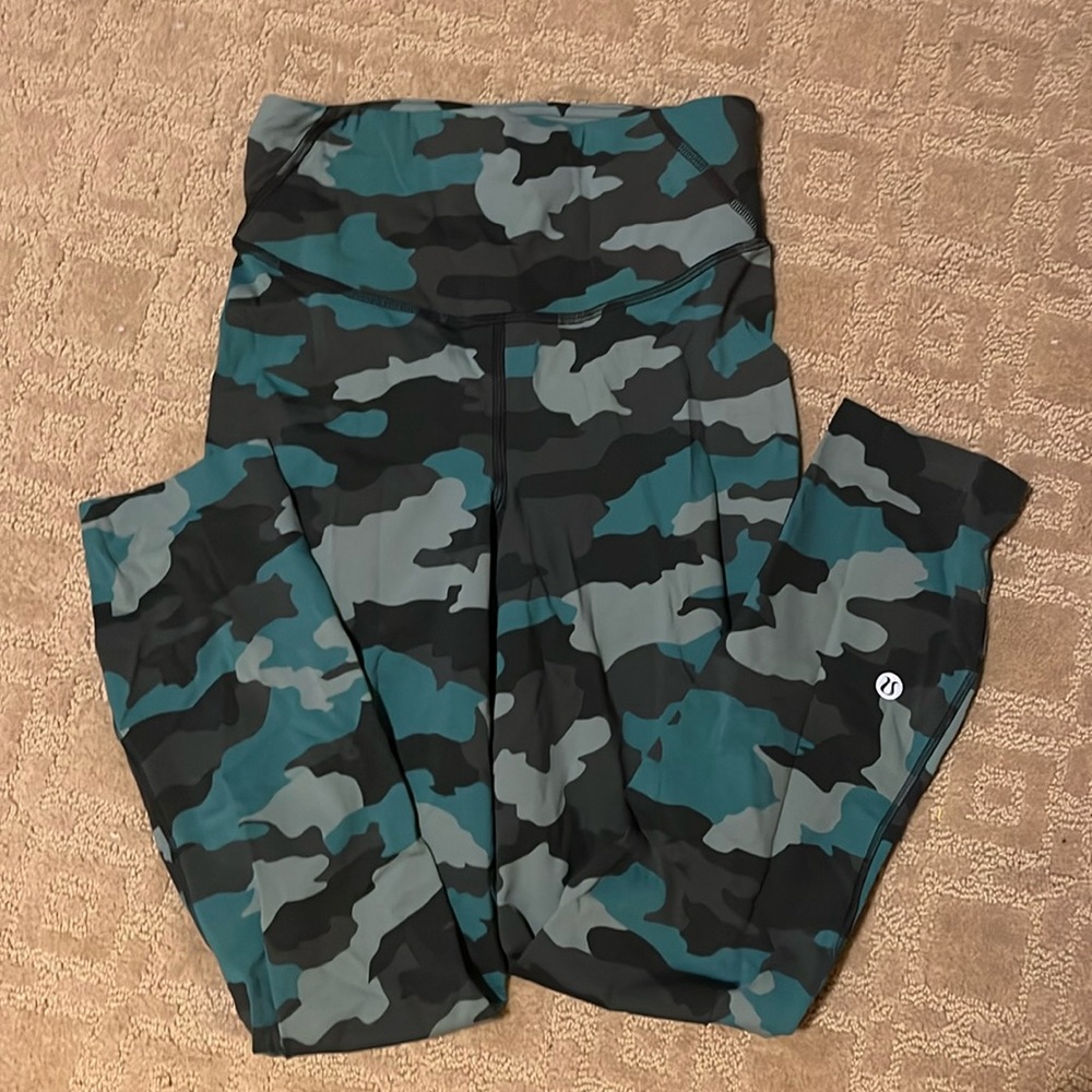 lululemon size 4 camo capris